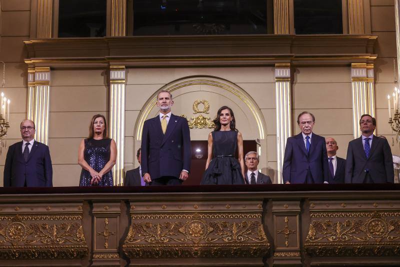 El favorecedor look negro de la reina Letizia para la inauguración de la temporada en el Teatro Real