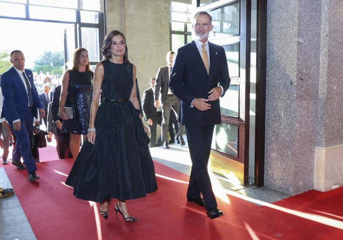 El favorecedor look negro de la reina Letizia para la inauguración de la temporada en el Teatro Real