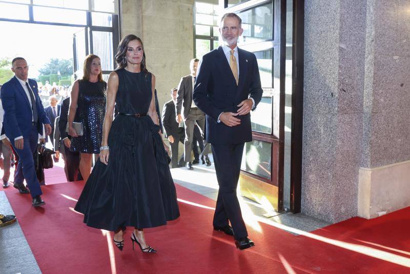 El favorecedor look negro de la reina Letizia para la inauguración de la temporada en el Teatro Real