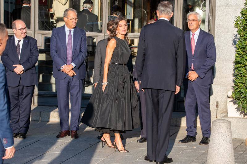 El favorecedor look negro de la reina Letizia para la inauguración de la temporada en el Teatro Real