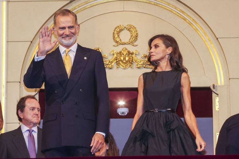 El favorecedor look negro de la reina Letizia para la inauguración de la temporada en el Teatro Real