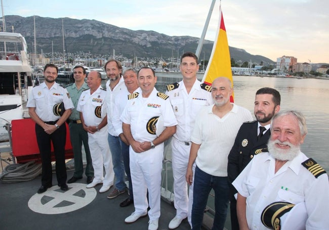 Las autoridades antes del arriado de bandera.