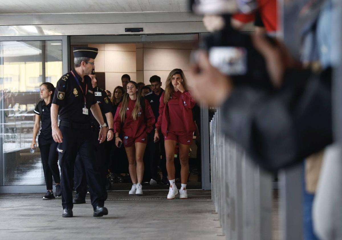 Imagen principal - Llegada de la selección femenina.