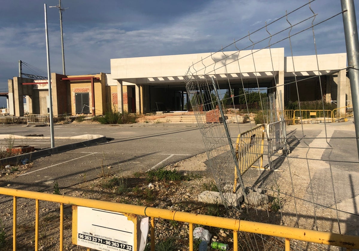 Imagen principal - Vista general de la estación y el aparcamiento clausurado; María Jesús Ferrer en la estación con un cartel del protesta y andenes reducidos por la presencia de las vallas. 