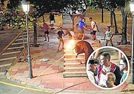 Un bou embolat, el sábado por la noche en Carpesa. Carlos Fernández Bielsa estaba presente.