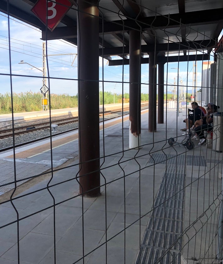 Imagen secundaria 2 - Vista general de la estación y el aparcamiento clausurado; María Jesús Ferrer en la estación con un cartel del protesta y andenes reducidos por la presencia de las vallas. 