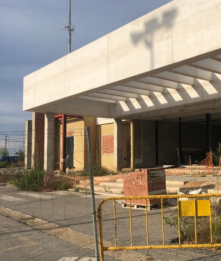 Imagen secundaria 2 - Agua acumulada en los espacios donde se iban a construir los pasos subterráneos, otros daños en la construcción y vallas de todo tipo para impedir el acceso.