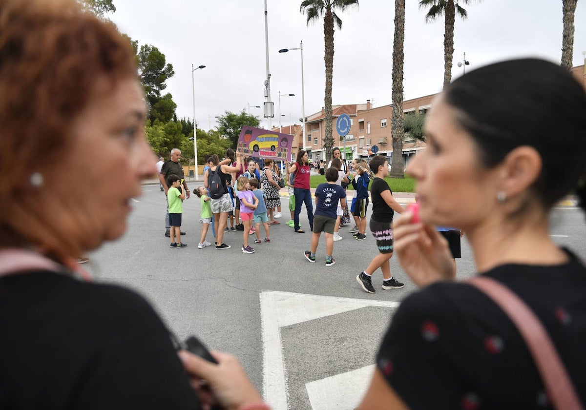 Dos mujeres en una manifestación por la crisis de los autobuses.