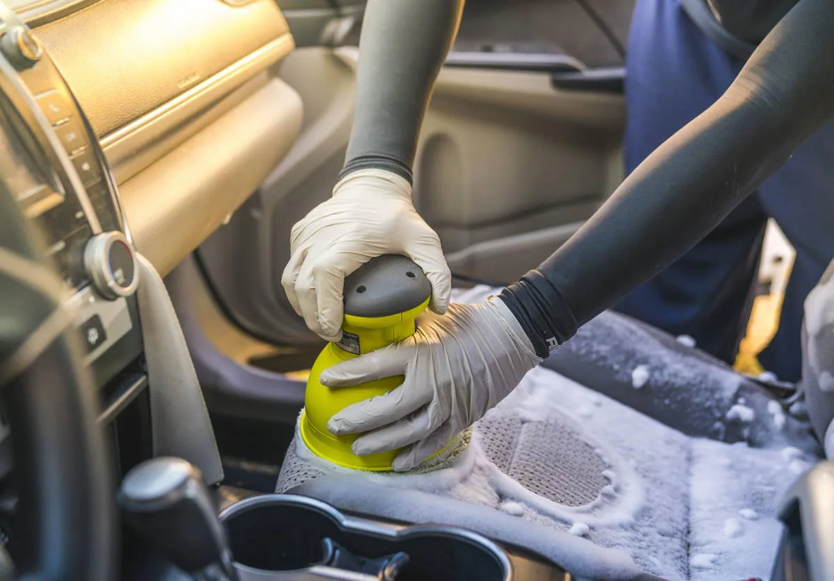 Cómo limpiar el interior del coche