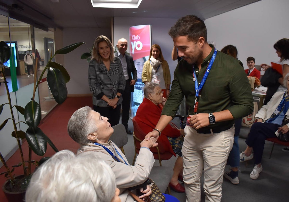 Un voluntario con los ancianos.