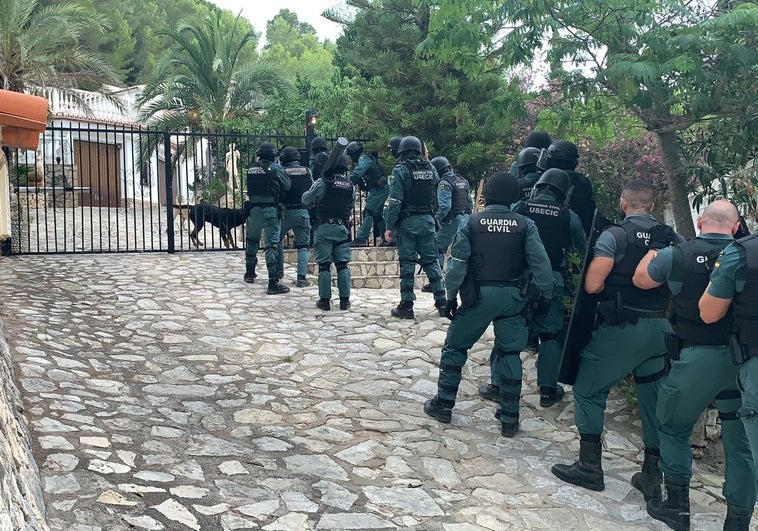 Grupo de agentes de la Guardia Civil en la entrada al chalé de Oliva.