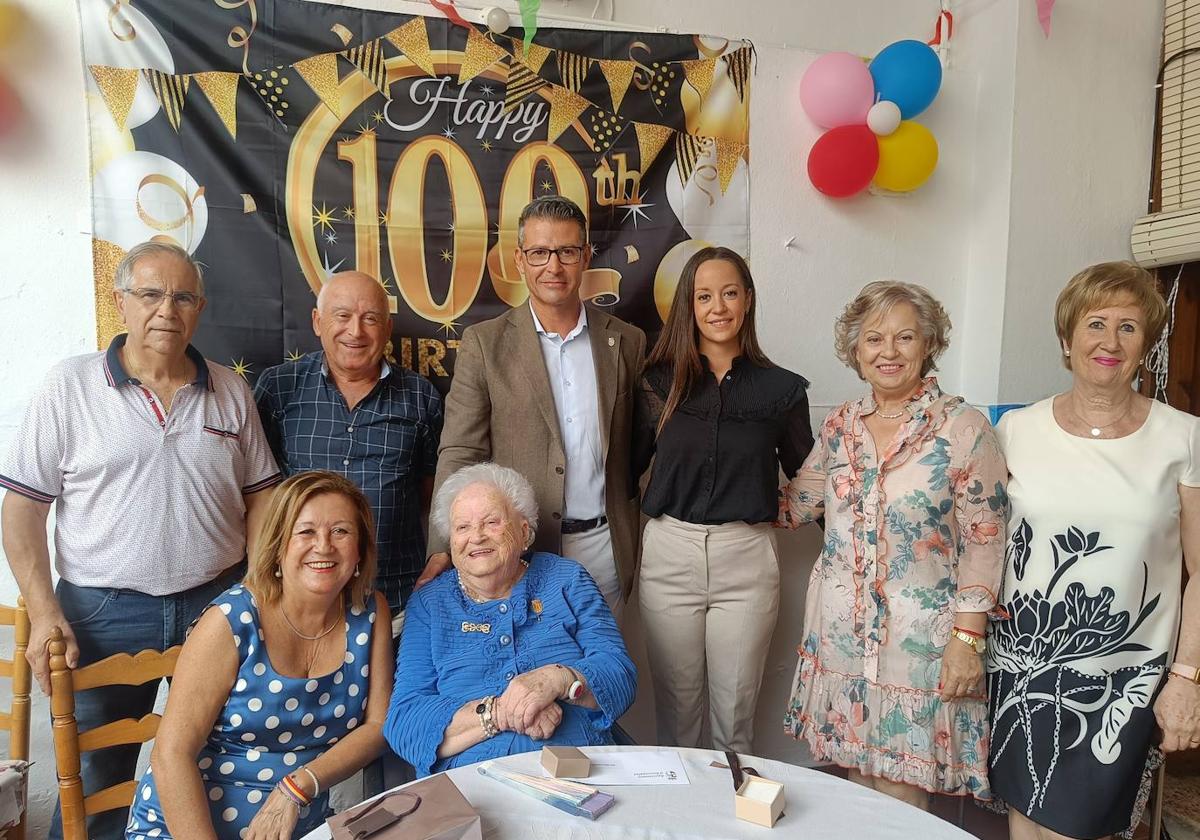 El alcalde y ediles felicitan a Mercedes.