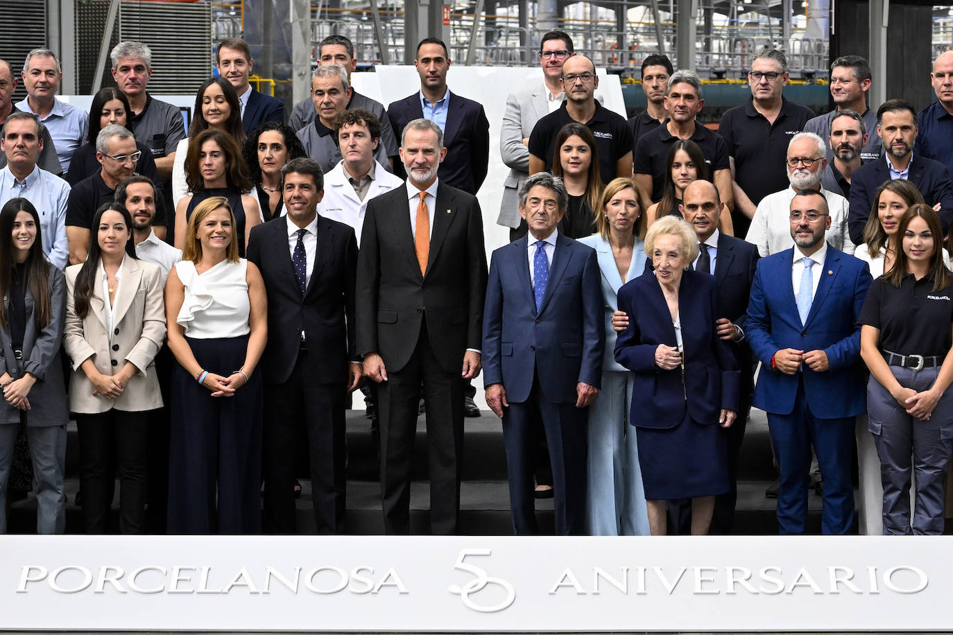 El Rey celebra con Porcelanosa el 50 aniversario de la compañía azulejera