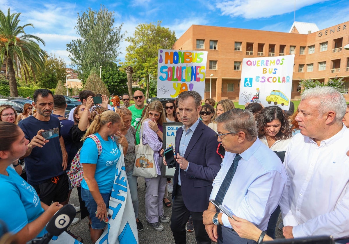 El conseller Rovira este jueves junto a los manifestantes.