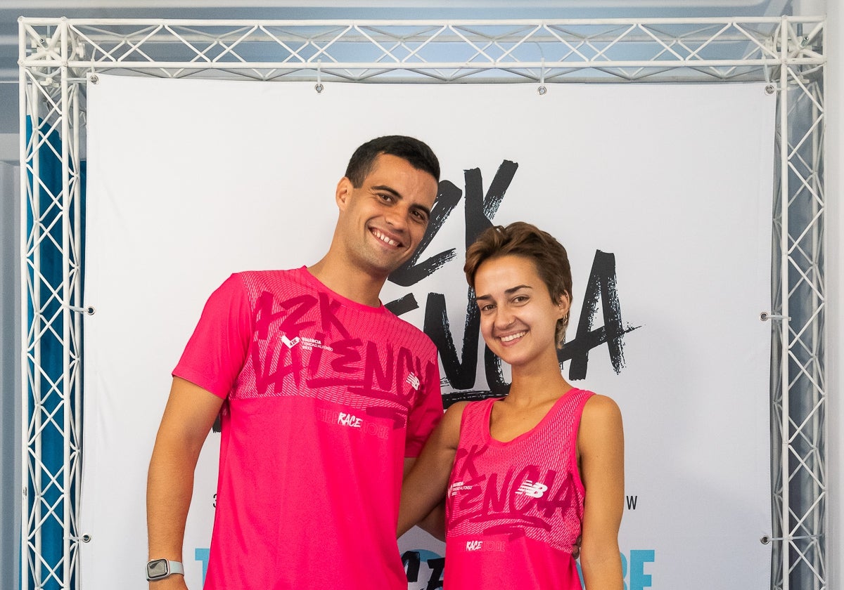 Dos corredores posando con la camiseta.