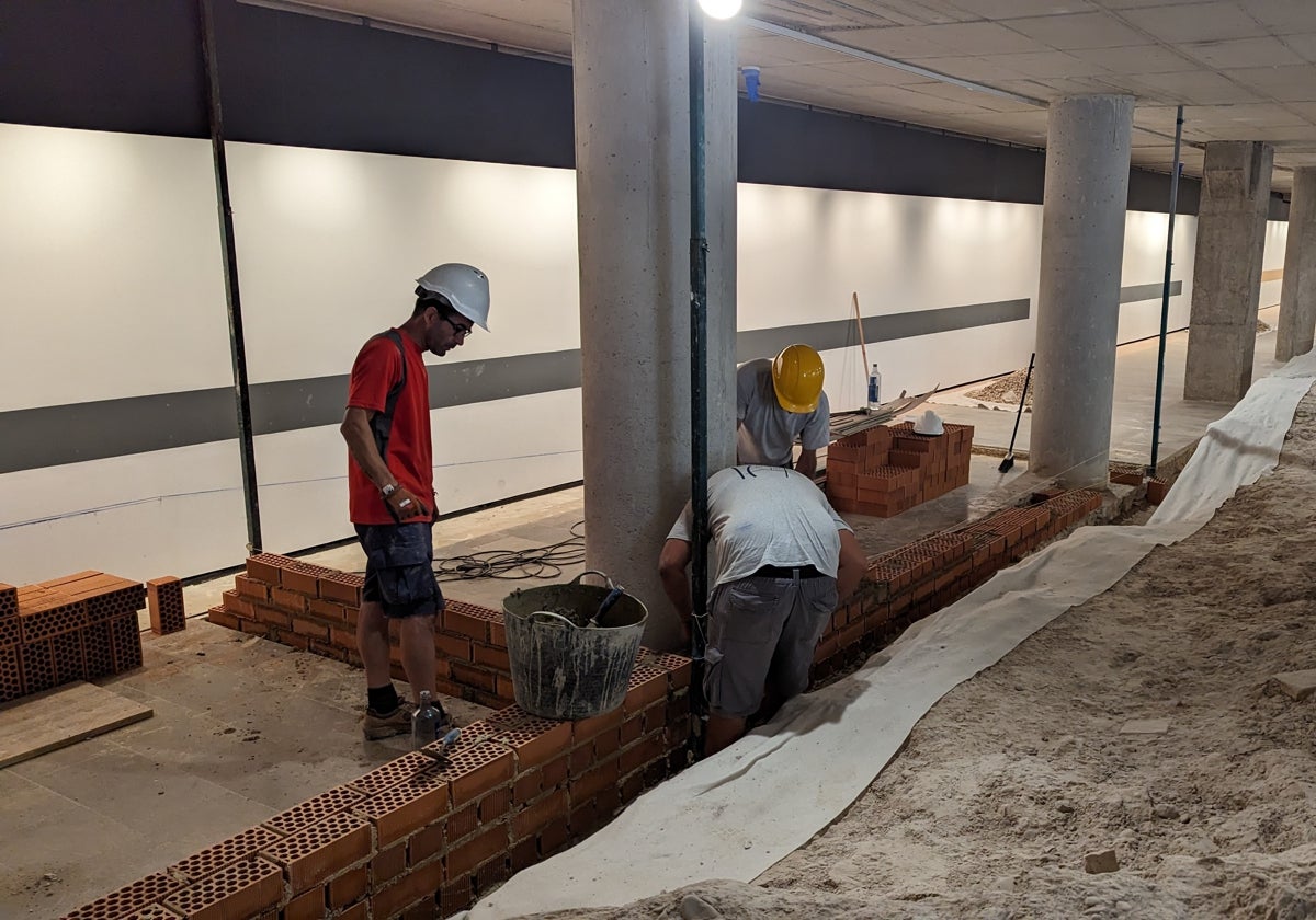 Imagen del interior de la sala donde se observan los trabajos para mejorar las rampas interiores.