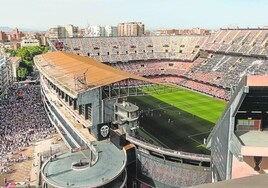 Imagen de Mestalla con la afición en el exterior.