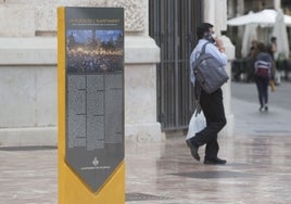 El monolito del 15-M, en la esquina de la calle de la Sangre, a los pies del Ayuntamiento.