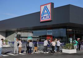 Clientes acceden a una tienda de ALDI.