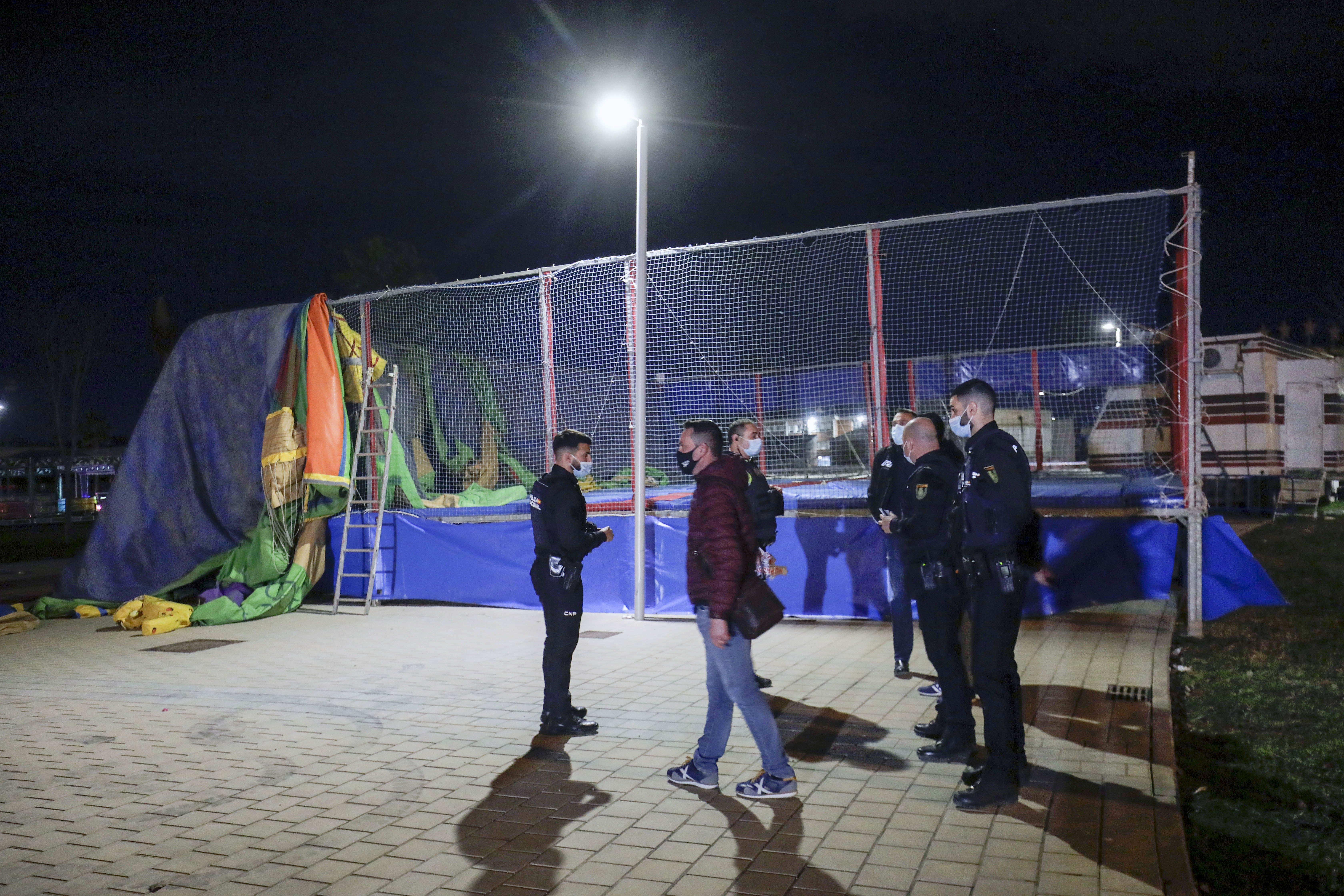 Policías revisan el castillo tras el accidente que costó la vida a dos niñas.