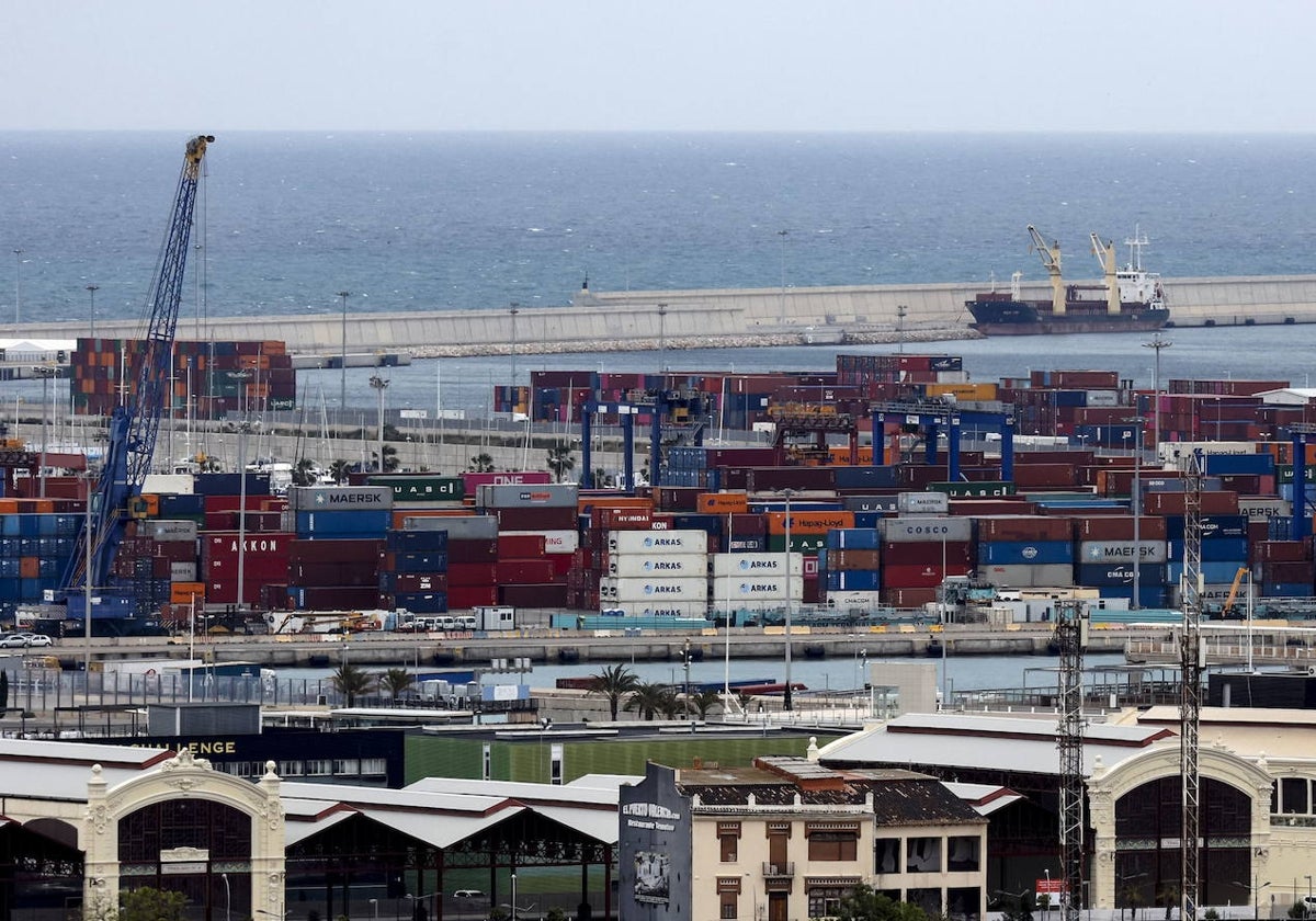 El puerto, con la zona de la ampliación norte al fondo de la imagen.