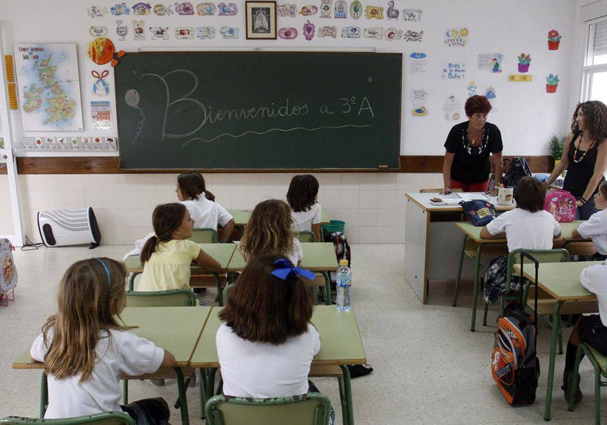 Alumnos en una clase de un colegio.