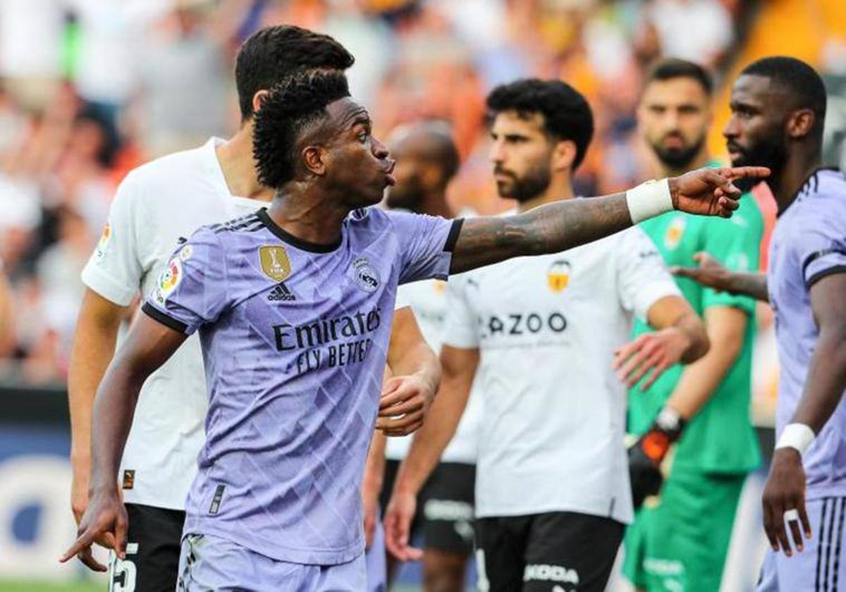 Vinicius señala a la grada de Mestalla.