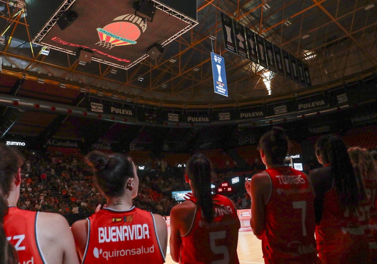 Las jugadoras del Valencia Basket observan como se alza al cielo de la Fonteta la bandera de campeonas de la Liga Femenina.