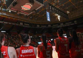 Las jugadoras del Valencia Basket observan como se alza al cielo de la Fonteta la bandera de campeonas de la Liga Femenina.