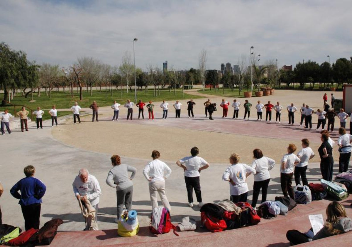 Clase de yoga para mayores.