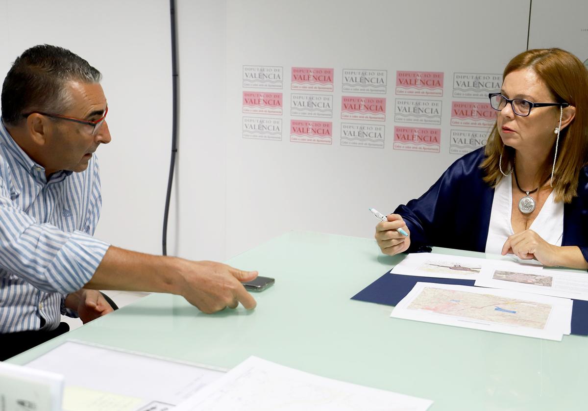 El alcalde de Montserrat con la diputada de Carreteras.