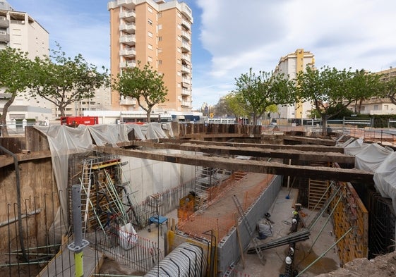 Obras del depósito de pluviales de Clot de la Mota en la playa de Gandia.