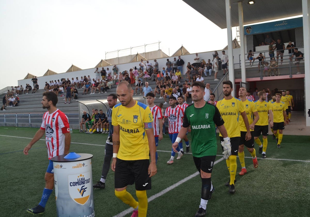 Las formaciones del Dénia y el Jávea saltando al campo.