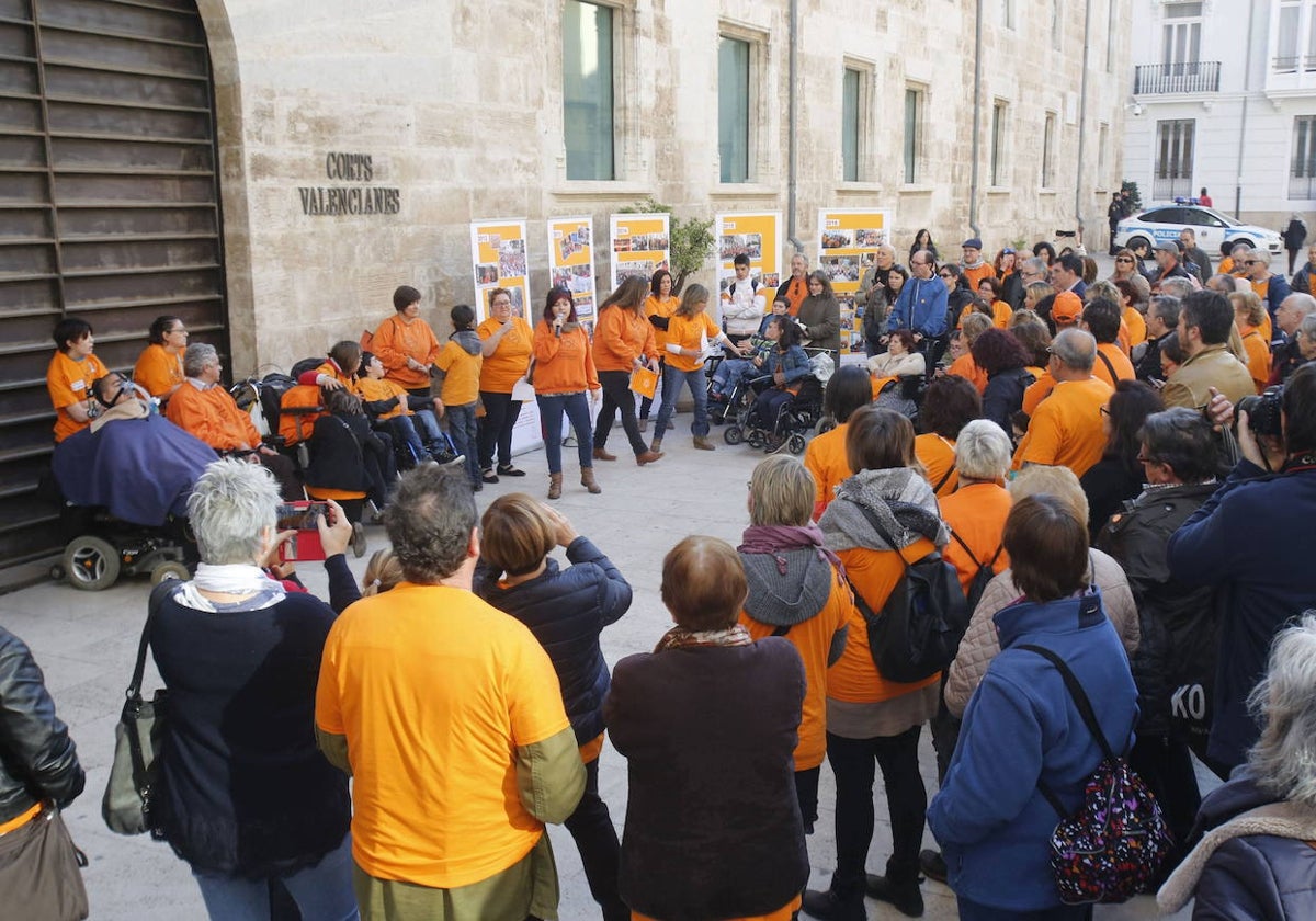 Concentración en Les Corts pidiendo la aplicación de la ley de Dependencia.