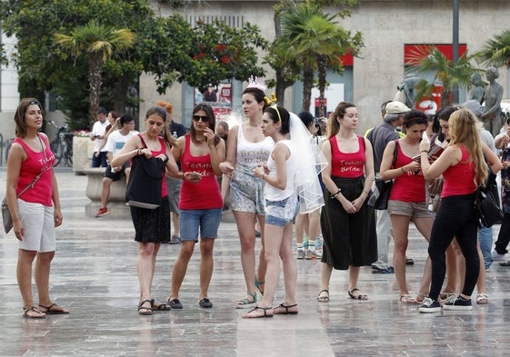 Asistentes a una despedida de soltera, en Valencia.