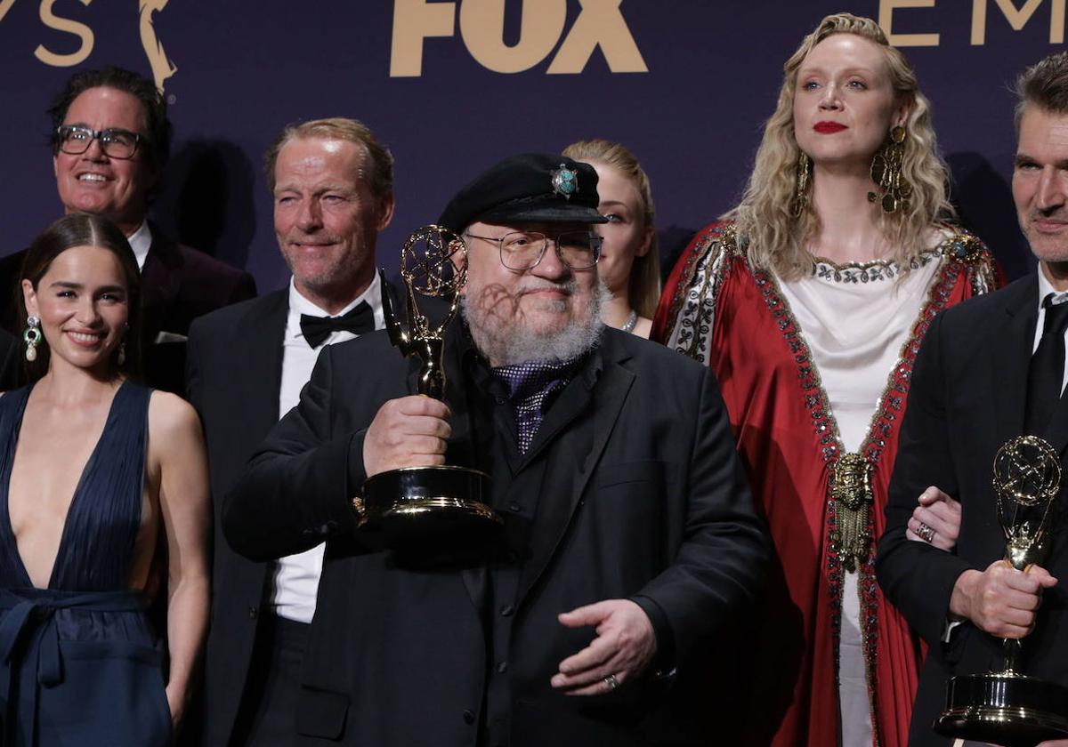 George R. R. Martin y el cast de 'Juego de Tronos' en los 'Primetime Emmy Awards'