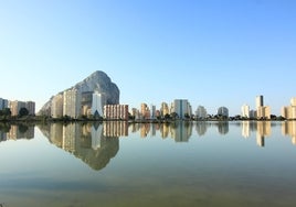 Les Salines de Calp, con algunos edificios y el Peñón d'Ifach al fondo.