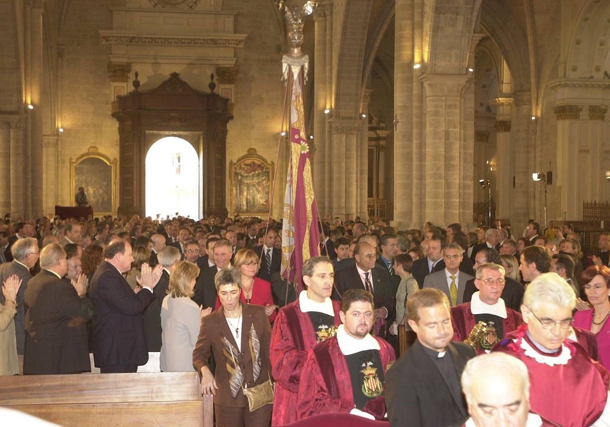 Real Senyera, en la Catedral, para participar en el Te Deum, en imagen de archivo.