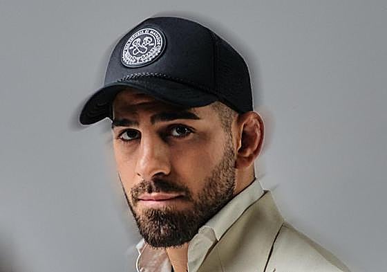 El luchador Ilia Topuria con el modelo exclusivo de Oblack Caps de Matador Topuria.