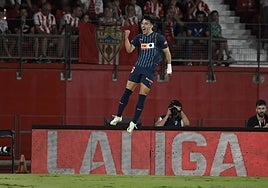Diego López celebra con un espectacular salto el 0-1 al Almería.