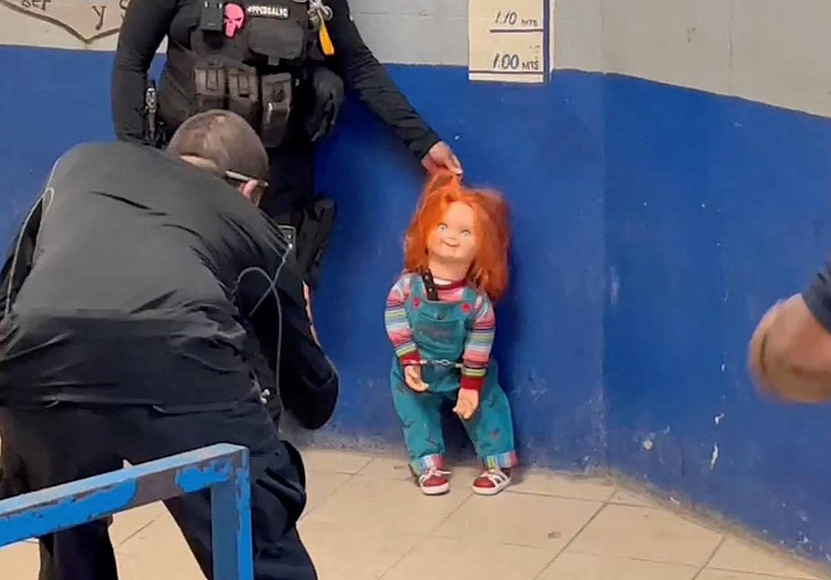 La policía detiene y esposa a Chucky en una comisaria de la ciudad de Monclova, al norte de México.