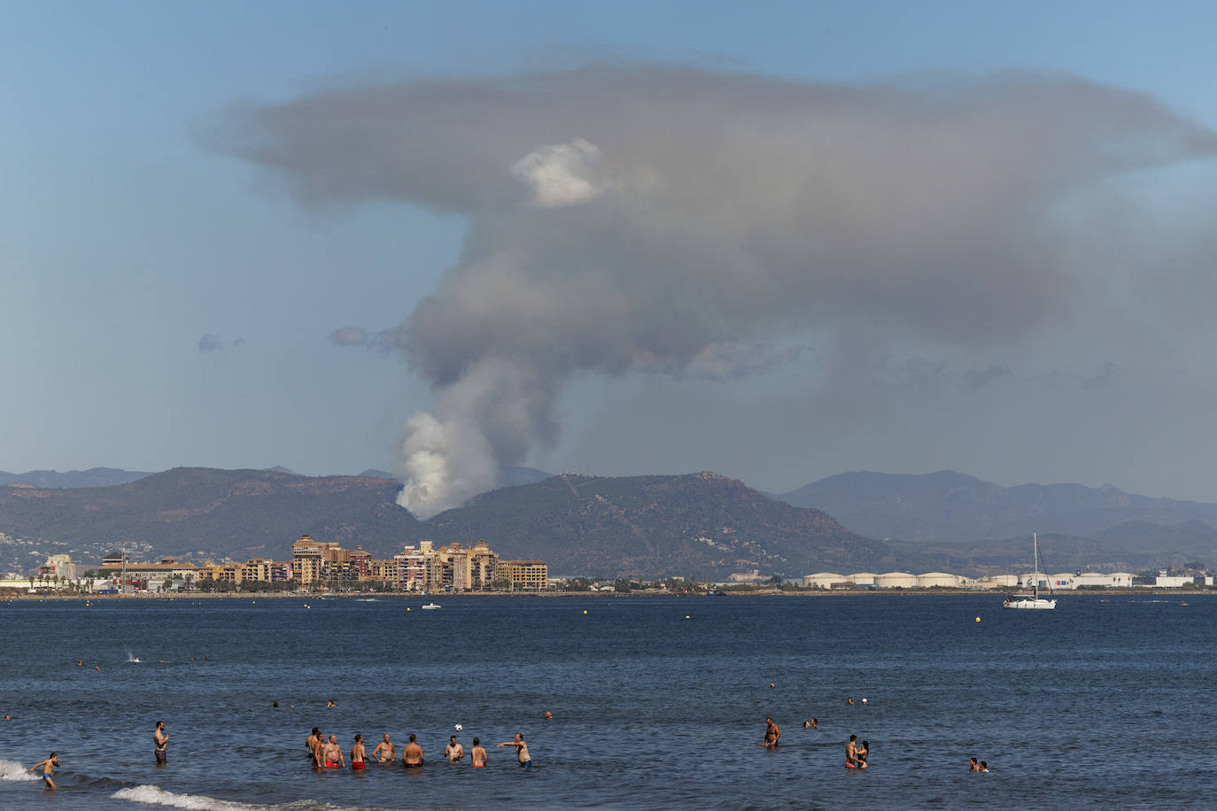 Columna de humo vista desde la playa de la Malvarrosa