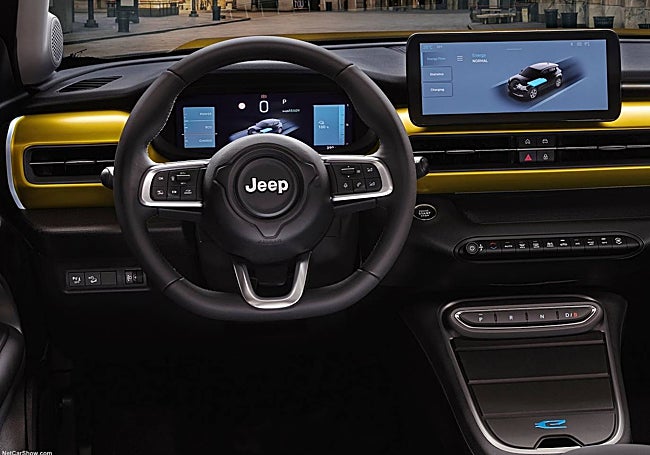 Doble pantalla en el interior, además, se mantienen los botones, algo positivo.