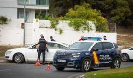 Control de la Policía Nacional en el barrio de la Coma