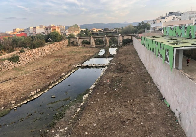 Tramo del Serpis a su paso por el casco urbano de Gandia, ya desbrozado.