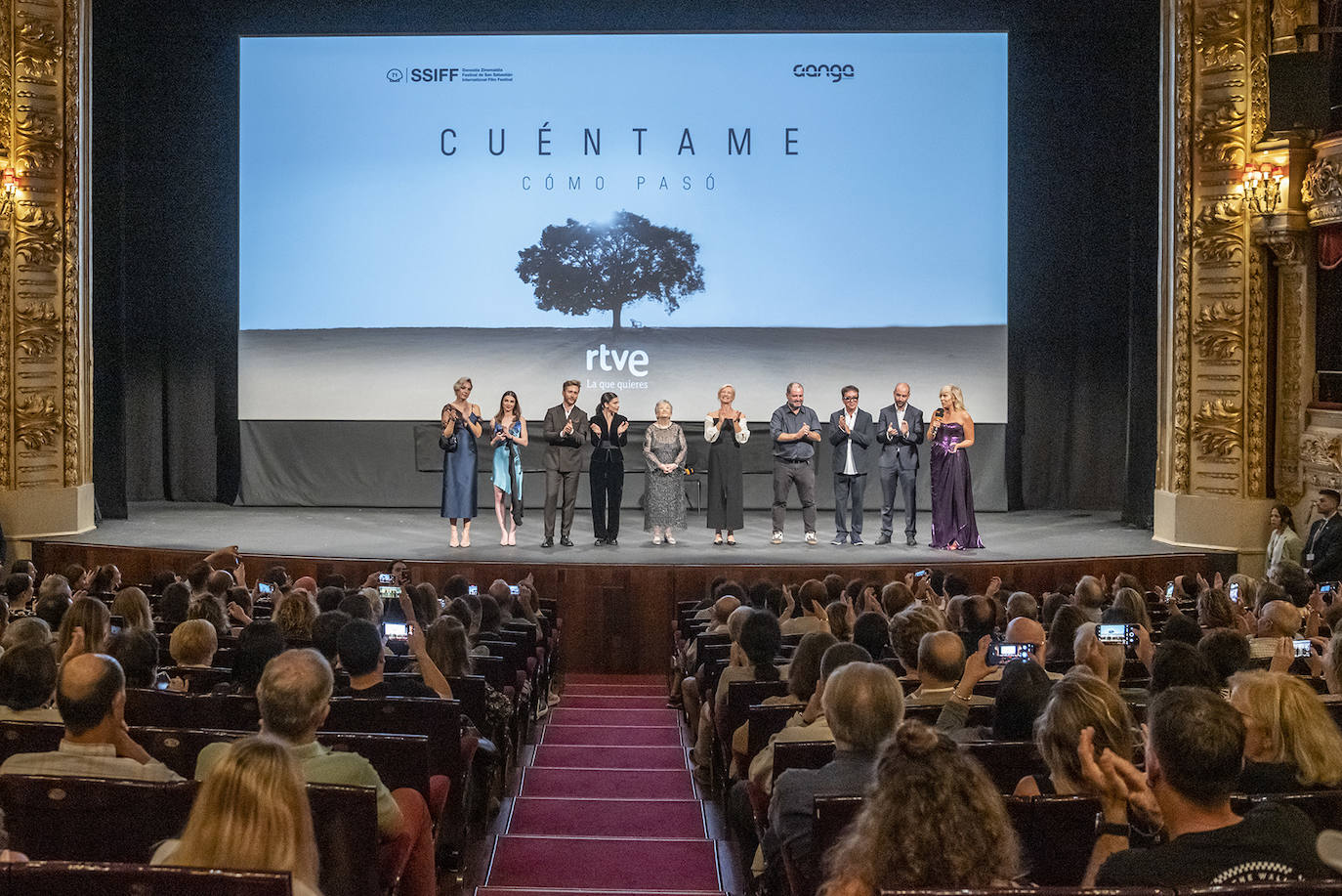 Integrantes de 'Cuéntame cómo pasó' en el escenario (RTVE).