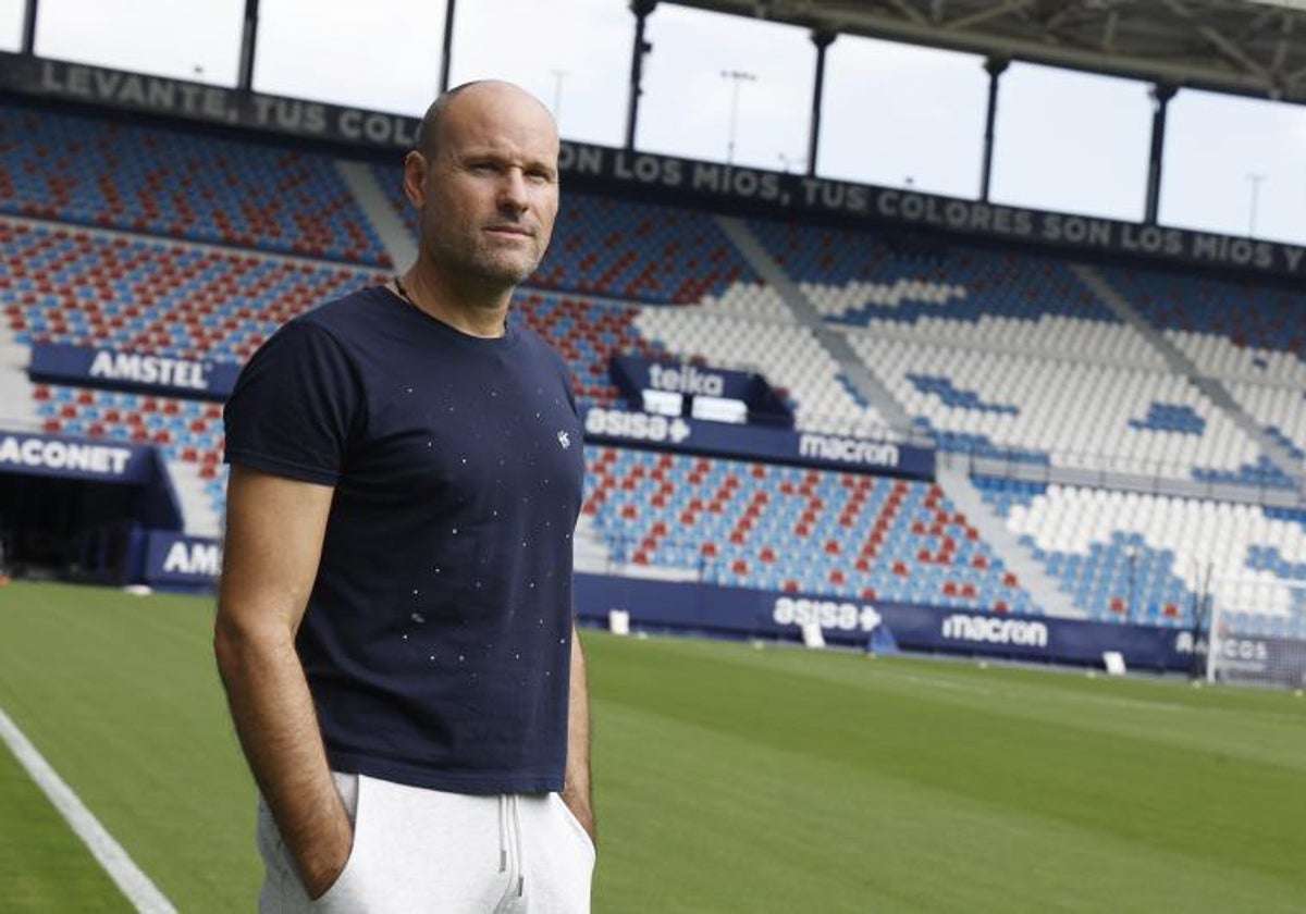 Mateu Lahoz, en el estadio del Levante, donde tuvo lugar la entrevista.