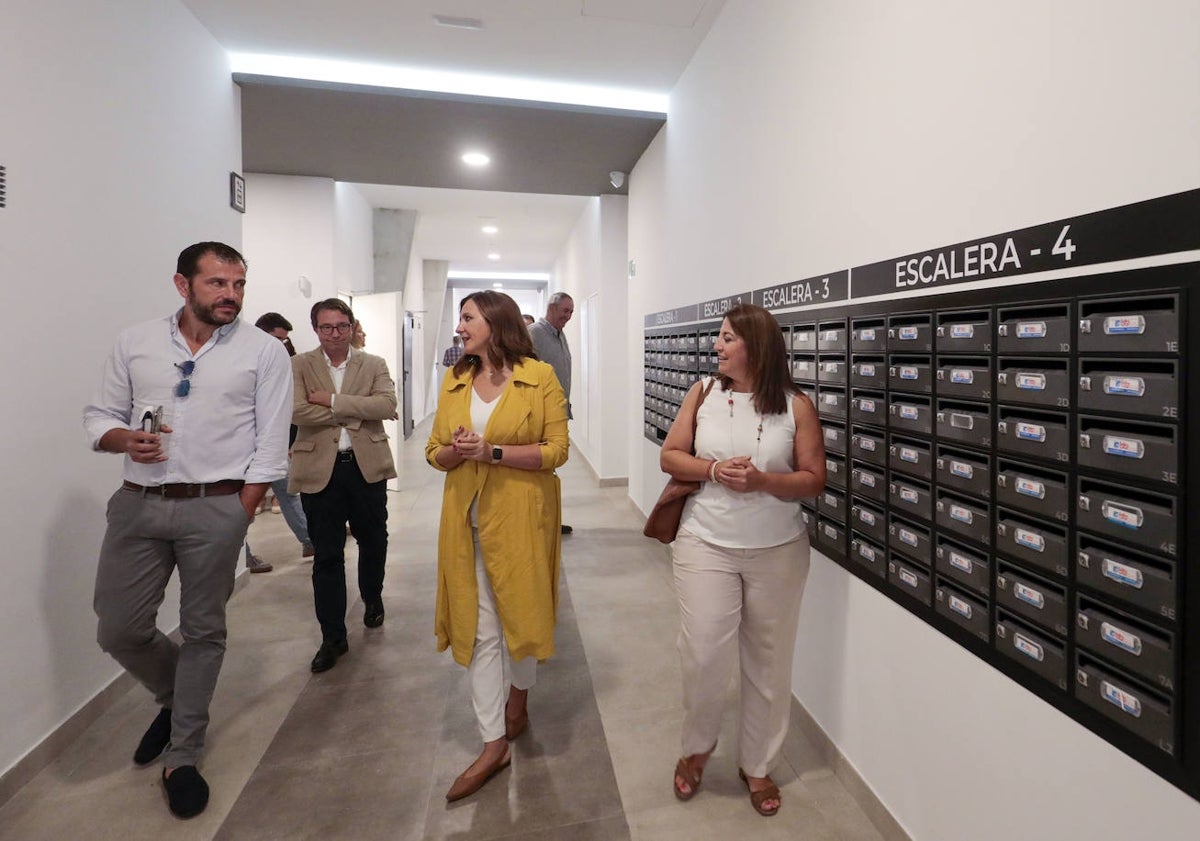 Imagen principal - Zaguán y fachada del edificio y una de las dos salas comunes del edificio residencial de Zafranar. 