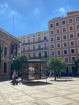 La biblioteca itinerante en la plaza del Patriarca de Valencia.