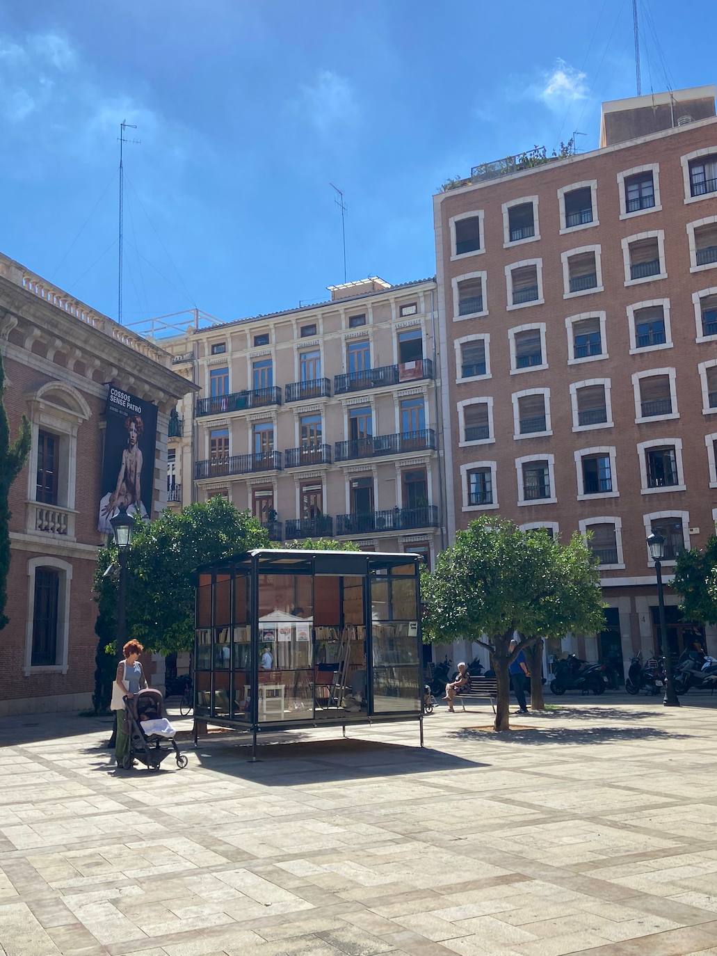 La biblioteca itinerante en la plaza del Patriarca de Valencia.